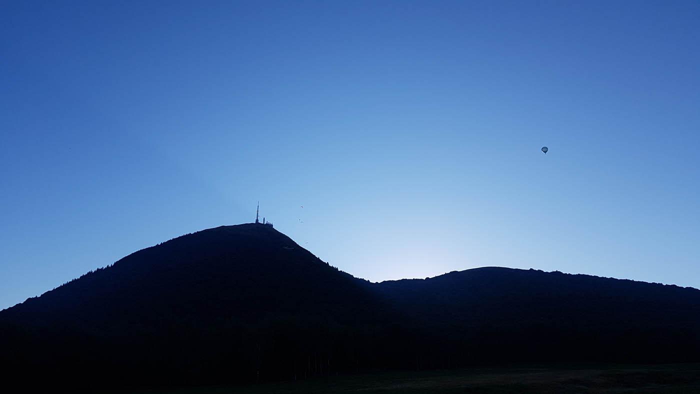 antenne puy de dôme couché de soleil