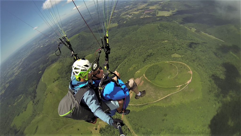 Parapente au dessus du puy de Pariou avec Absolu parapente