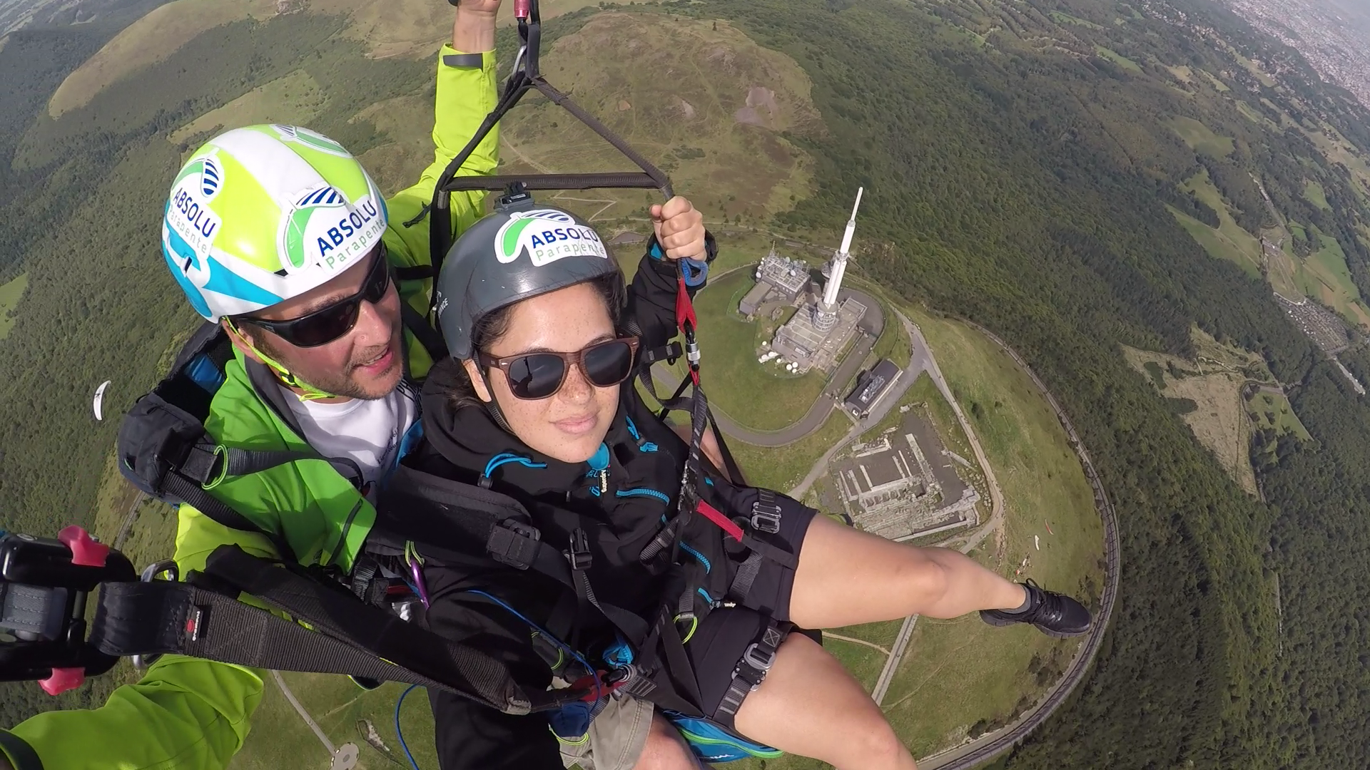 AU DESSUs DE L ANTENNE DU PUY DE DOME AVEC ABSOLU PARAPENTE