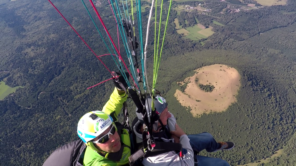 Parapente tandem au dessus du Puy de Come