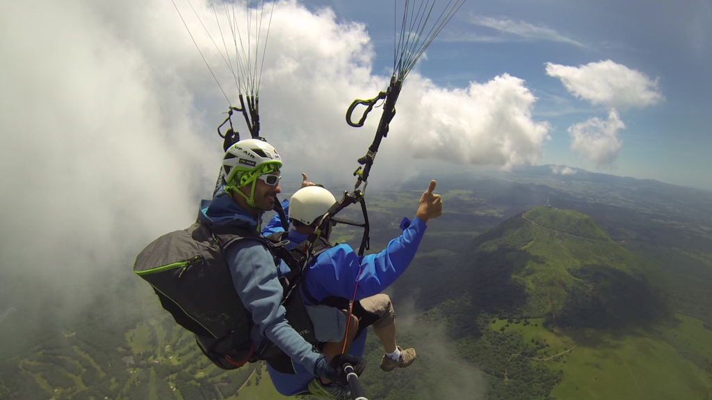 Photo vol en parapente Puy de Dôme au loin