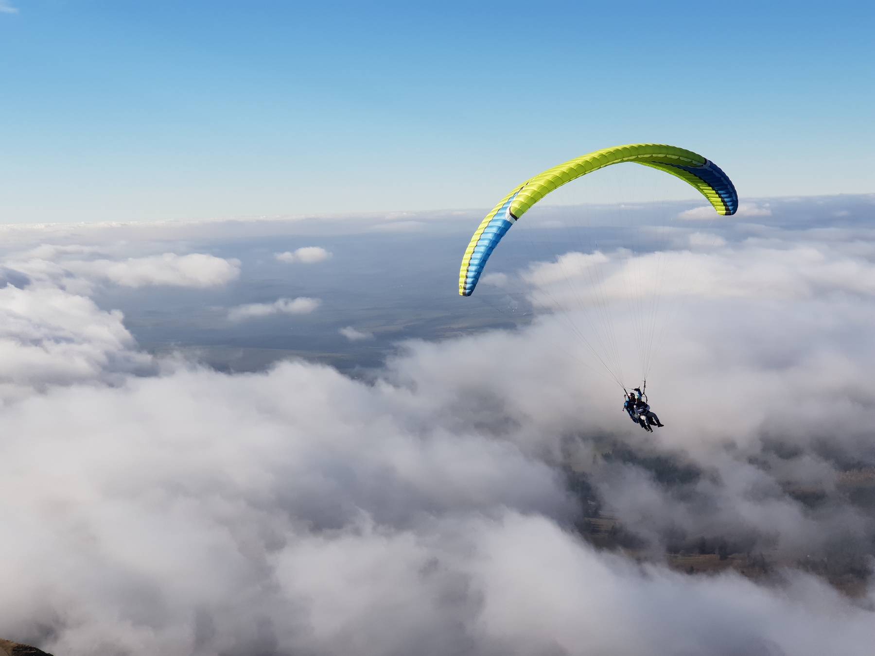 vol en parapente avec des nuages