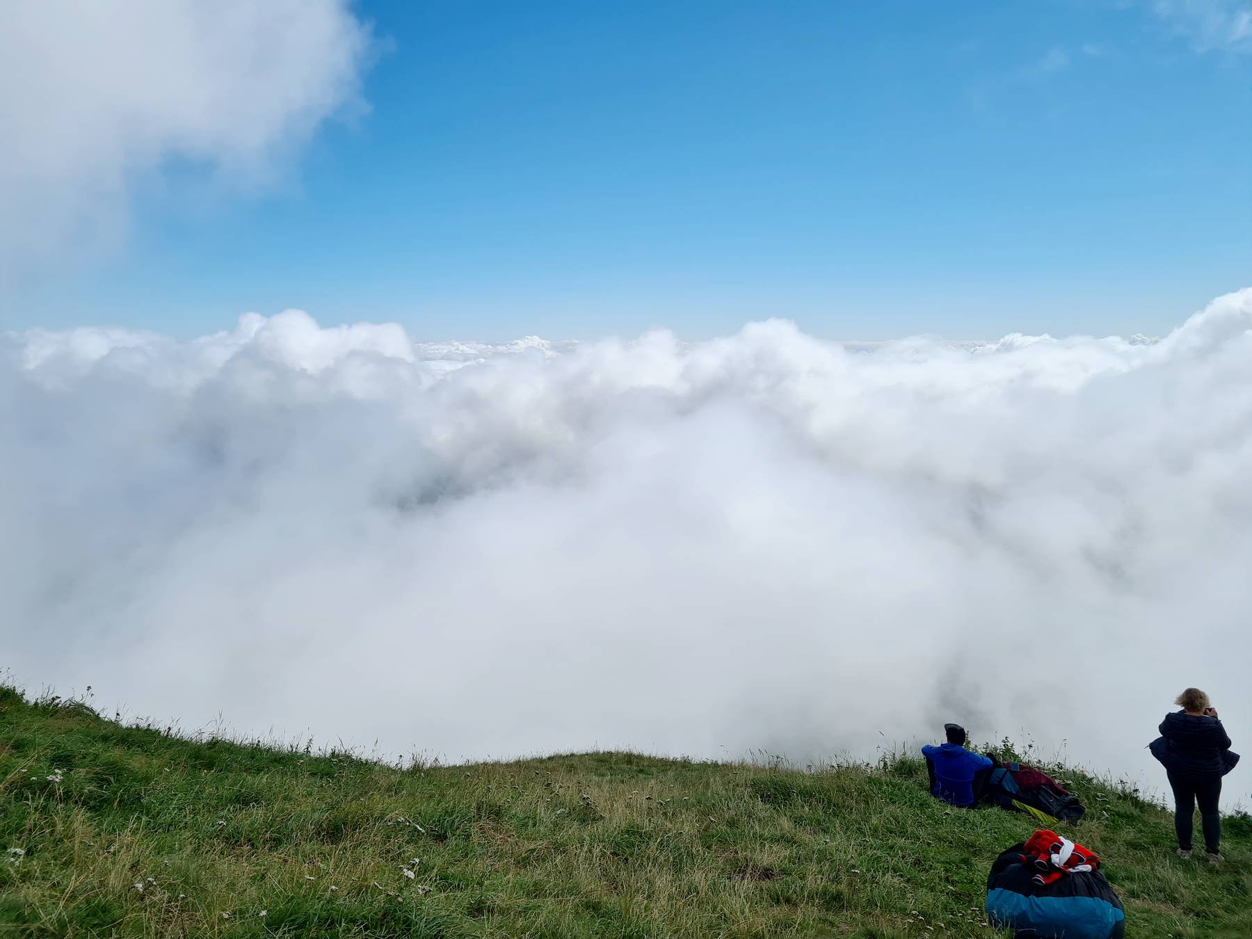 Attente au Puy de Dôme pour faire du parapente avec des nuages