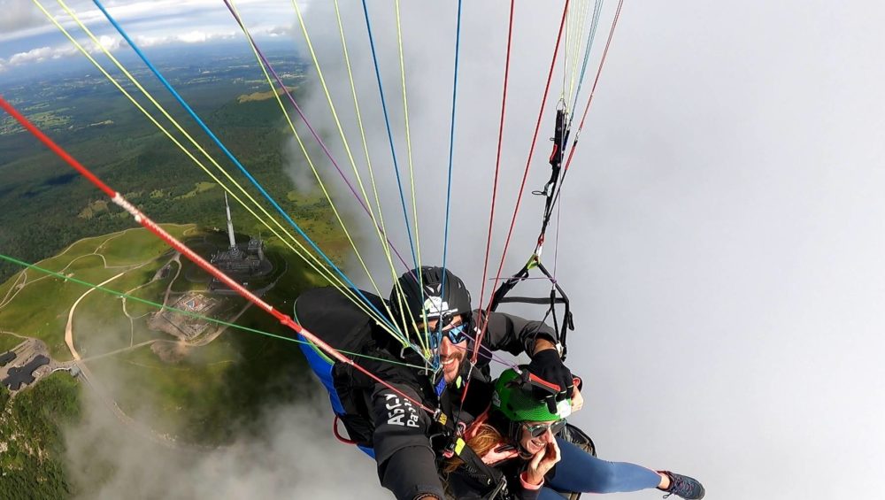 parapente avec des nuages