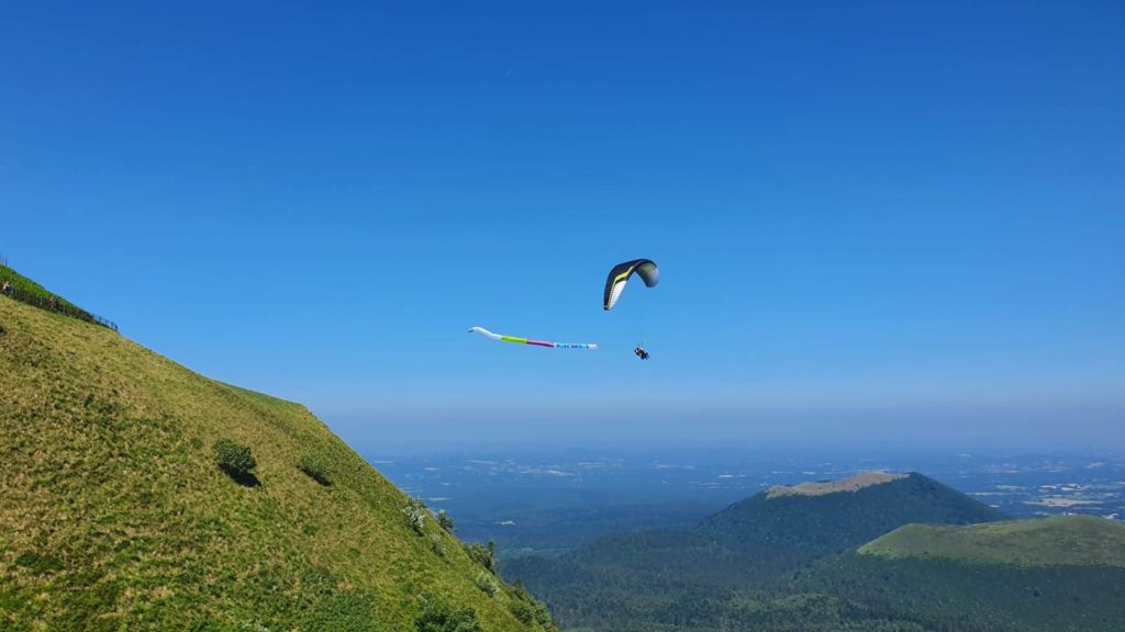 demande en mariage avec une banderole parapente