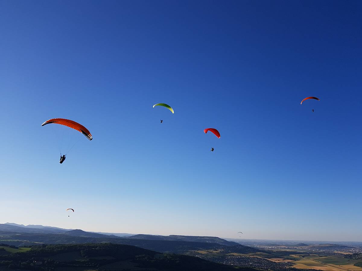 Les 5 meilleurs sites de parapente en Auvergne - Absolu Parapente