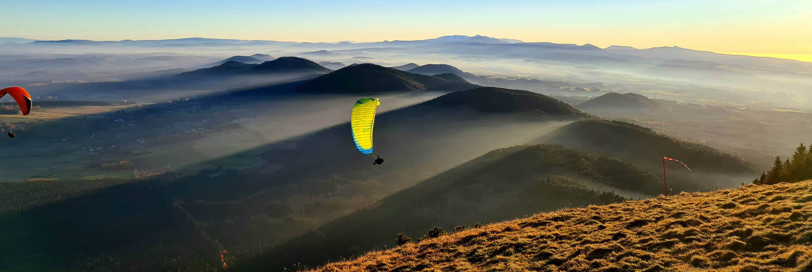 Survoler les volcans d'Auvergne en Parapente