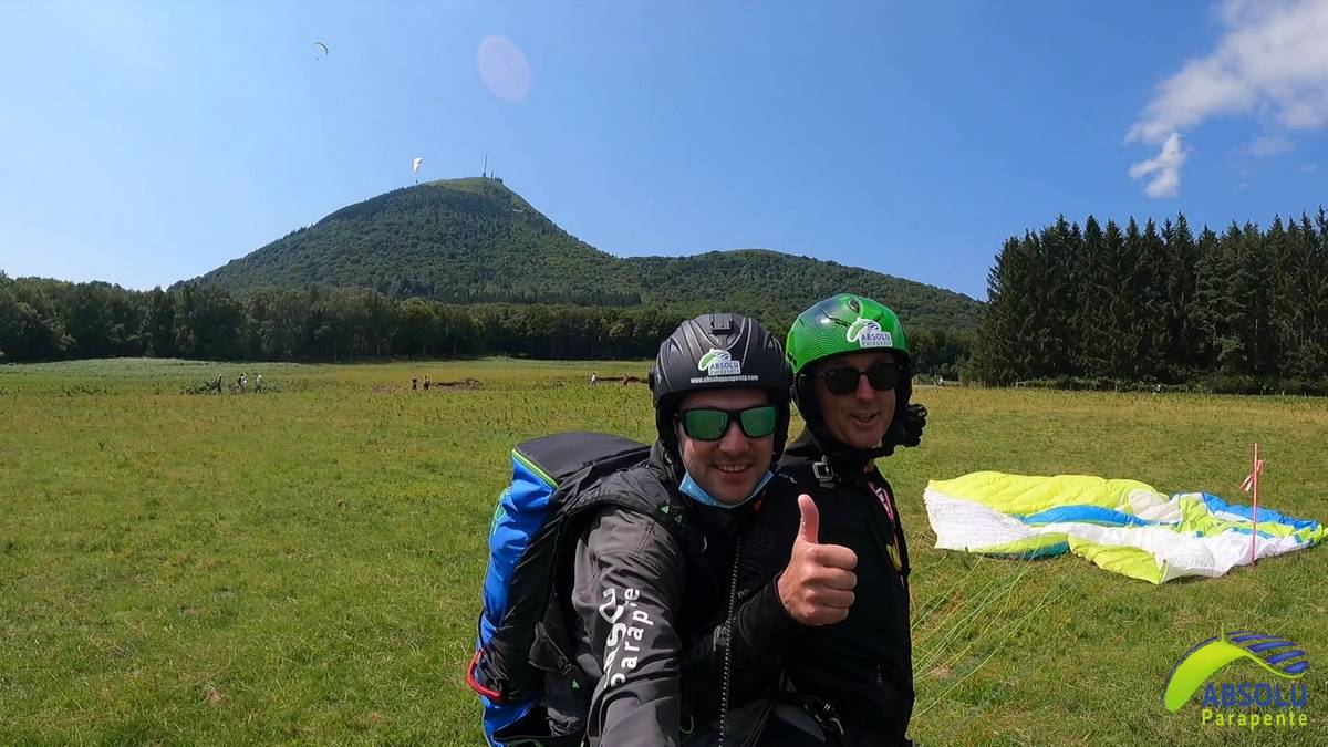 déroulement atterrissage parapente en bas du Puy de Dôme